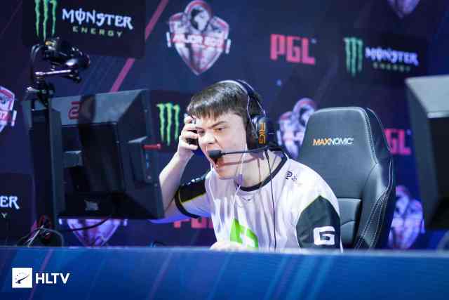 了放下球拍 了放下球拍